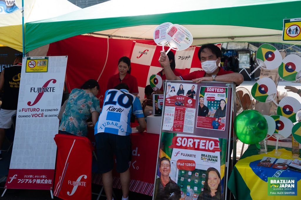 Equipe Fujiarte distribuindo leques uchiwa personalizados. Foto: Alex Santos Studio.