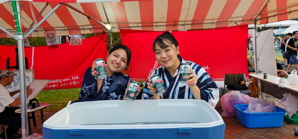 Team Fujiarte handing out guaranás